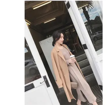 베이지·카멜 톤 원피스와 코트 전신 코디 사진