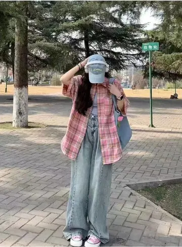 핑크·차콜 톤 오버핏 블라우스와 청바지 전신 코디 사진