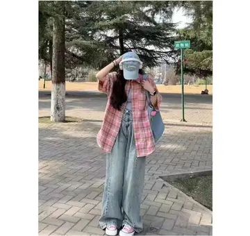 핑크·차콜 톤 블라우스와 청바지 전신 코디 사진