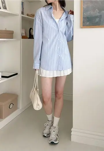 스카이블루·화이트 톤 오버핏 레이스 블라우스와 미니스커트 전신 코디 사진