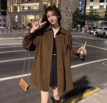 브라운 블라우스와 롱스커트 전신 코디 사진