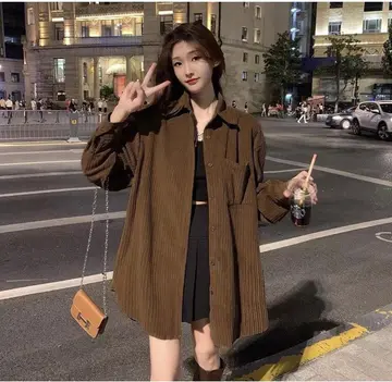 브라운·블랙 톤 블라우스와 롱스커트 전신 코디 사진