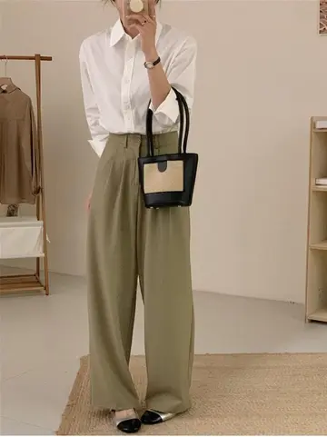 아이보리·카키 톤 블라우스와 와이드팬츠 전신 코디 사진
