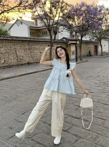 블라우스와 베이지 와이드팬츠 전신 코디 사진