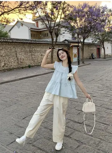 베이지·화이트 톤 블라우스와 와이드팬츠 전신 코디 사진