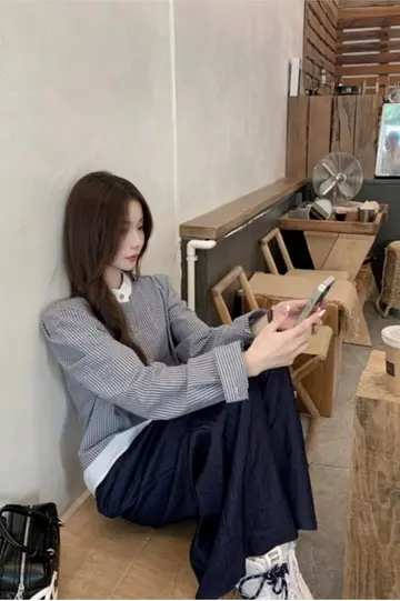 오버핏 셔츠와 네이비 와이드팬츠 전신 코디 사진