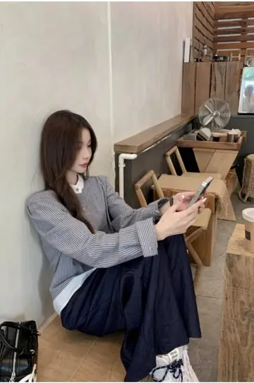 블랙·그레이 톤 셔츠와 와이드팬츠 전신 코디 사진
