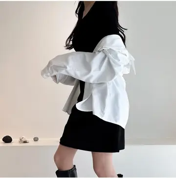 그레이·블랙 톤 레이스 셔츠와 미니스커트 전신 코디 사진