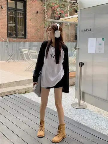 화이트 오버핏 반팔티와 반바지 전신 코디 사진