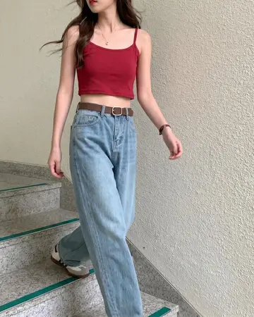 베이지·그레이 톤 민소매와 청바지 전신 코디 사진