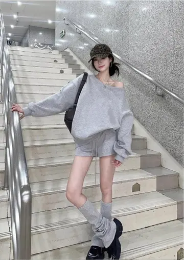 오버핏 긴팔티와 그레이 집업 전신 코디 사진