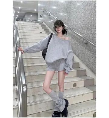 아이보리·스카이블루 톤 긴팔티와 집업 전신 코디 사진