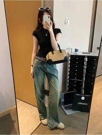 블랙 오버핏 긴팔티와 청바지 전신 코디 사진