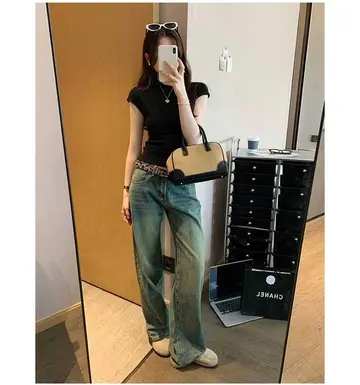 블랙·카멜 톤 긴팔티와 청바지 전신 코디 사진