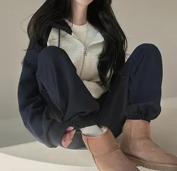 베이지 오버핏 후드티와 네이비 집업 전신 코디 사진