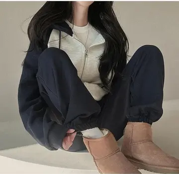 블랙·차콜 톤 후드티와 집업 전신 코디 사진