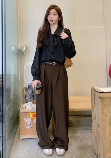 블랙 블라우스와 브라운 와이드팬츠 전신 코디 사진