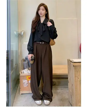 블랙·차콜 톤 블라우스와 와이드팬츠 전신 코디 사진