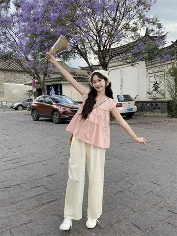 핑크 오버핏 린넨 블라우스와 베이지 와이드팬츠 전신 코디 사진