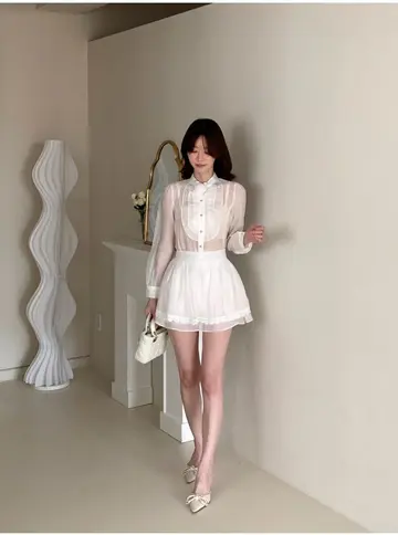 화이트·베이지 톤 레이스 블라우스와 미니원피스 전신 코디 사진
