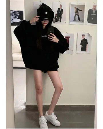 블랙·그레이 톤 집업 전신 코디 사진