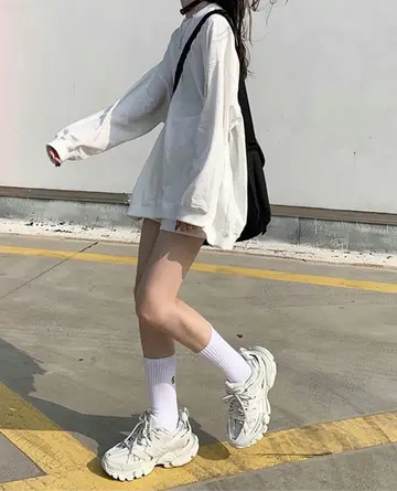 화이트 오버핏 맨투맨과 반바지 전신 코디 사진