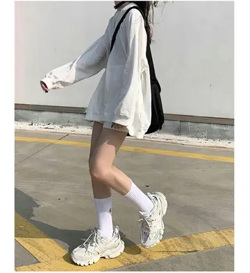 그레이·화이트 톤 맨투맨과 반바지 전신 코디 사진