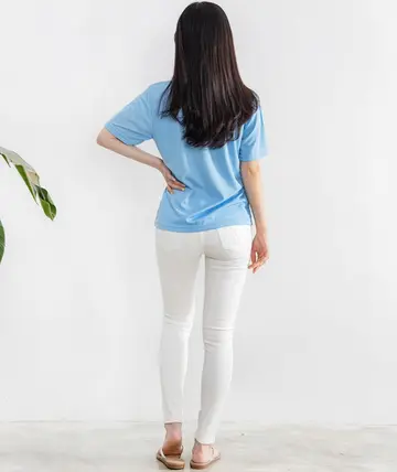스카이블루·블랙 톤 반팔티와 청바지 전신 코디 사진