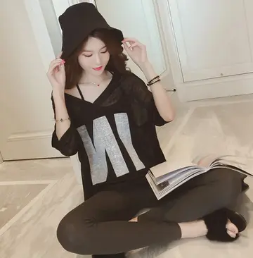 블랙 시스루 민소매와 레깅스 전신 코디 사진
