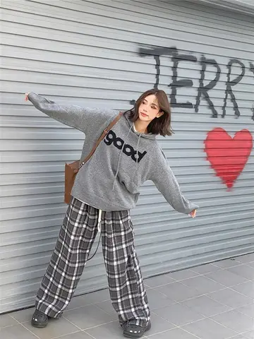 그레이 오버핏 후드티와 체크 와이드팬츠 전신 코디 사진