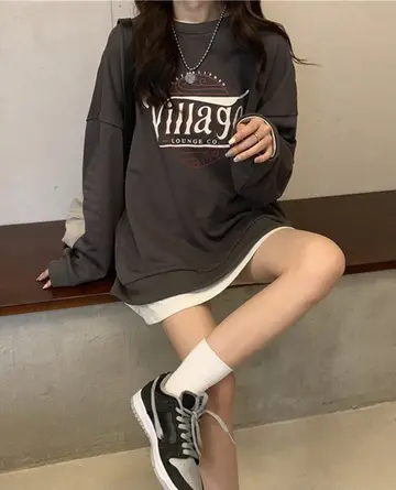 차콜·블랙 톤 오버핏 기모 맨투맨과 반바지 전신 코디 사진