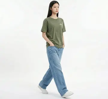 카키·그레이 톤 반팔티와 청바지 전신 코디 사진