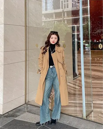 오버핏 골지 터틀넥과 카멜 트렌치코트 전신 코디 사진