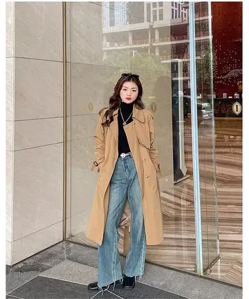 카멜·그레이 톤 골지 터틀넥과 트렌치코트 전신 코디 사진