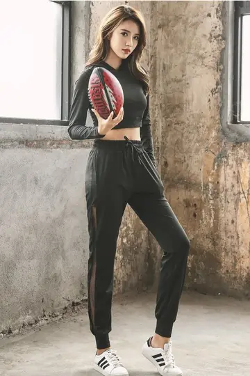 차콜·베이지 톤 후드티와 조거팬츠 전신 코디 사진