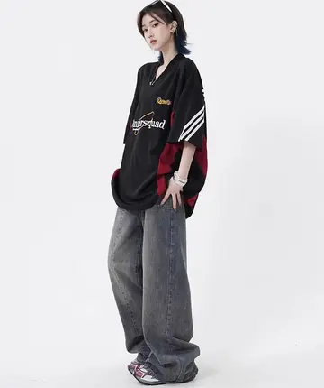 블랙·차콜 톤 반팔티와 청바지 전신 코디 사진