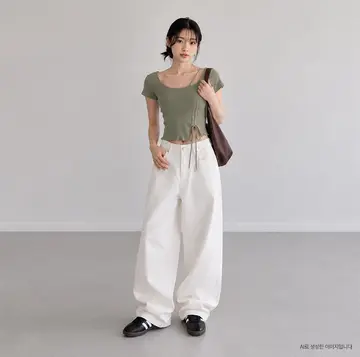 그레이·카멜 톤 반팔티와 와이드팬츠 전신 코디 사진