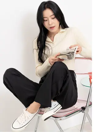 베이지·블랙 톤 니트와 와이드팬츠 전신 코디 사진