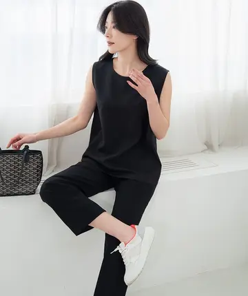 블랙·차콜 톤 민소매와 슬랙스 전신 코디 사진