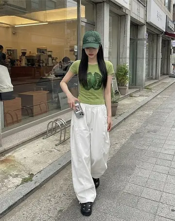 그린 반팔티와 화이트 카고팬츠 전신 코디 사진