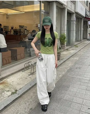 카키·블랙 톤 반팔티와 카고팬츠 전신 코디 사진