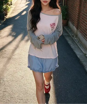 그레이 오버핏 긴팔티와 반바지 전신 코디 사진
