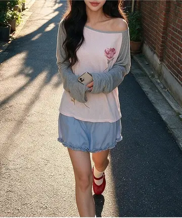 그레이·카멜 톤 긴팔티와 반바지 전신 코디 사진
