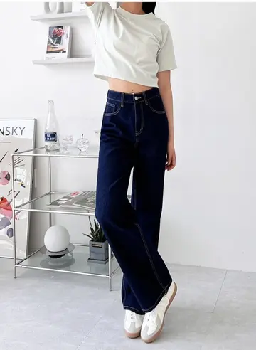 베이지·블랙 톤 반팔티와 청바지 전신 코디 사진