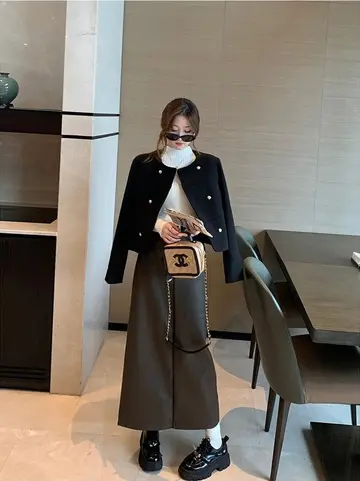 슬림핏 골지 니트와 블랙 재킷 전신 코디 사진