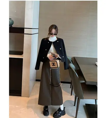 블랙·아이보리 톤 골지 니트와 재킷 전신 코디 사진