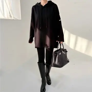 오버핏 후드티와 블랙 집업 전신 코디 사진