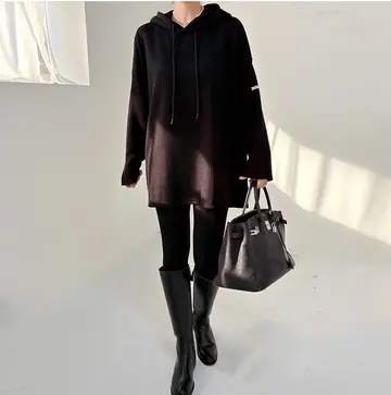 오버핏 후드티와 블랙 집업 전신 코디 사진