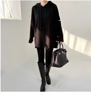 블랙·베이지 톤 후드티와 집업 전신 코디 사진