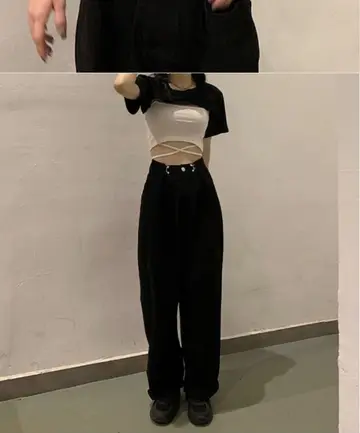 카키·베이지 톤 오버핏 크롭 반팔티와 베스트 전신 코디 사진